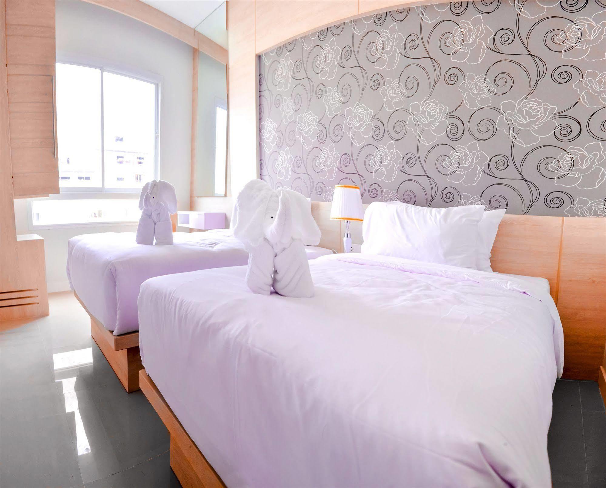Mirage Express Patong Phuket Hotel Bagian luar foto