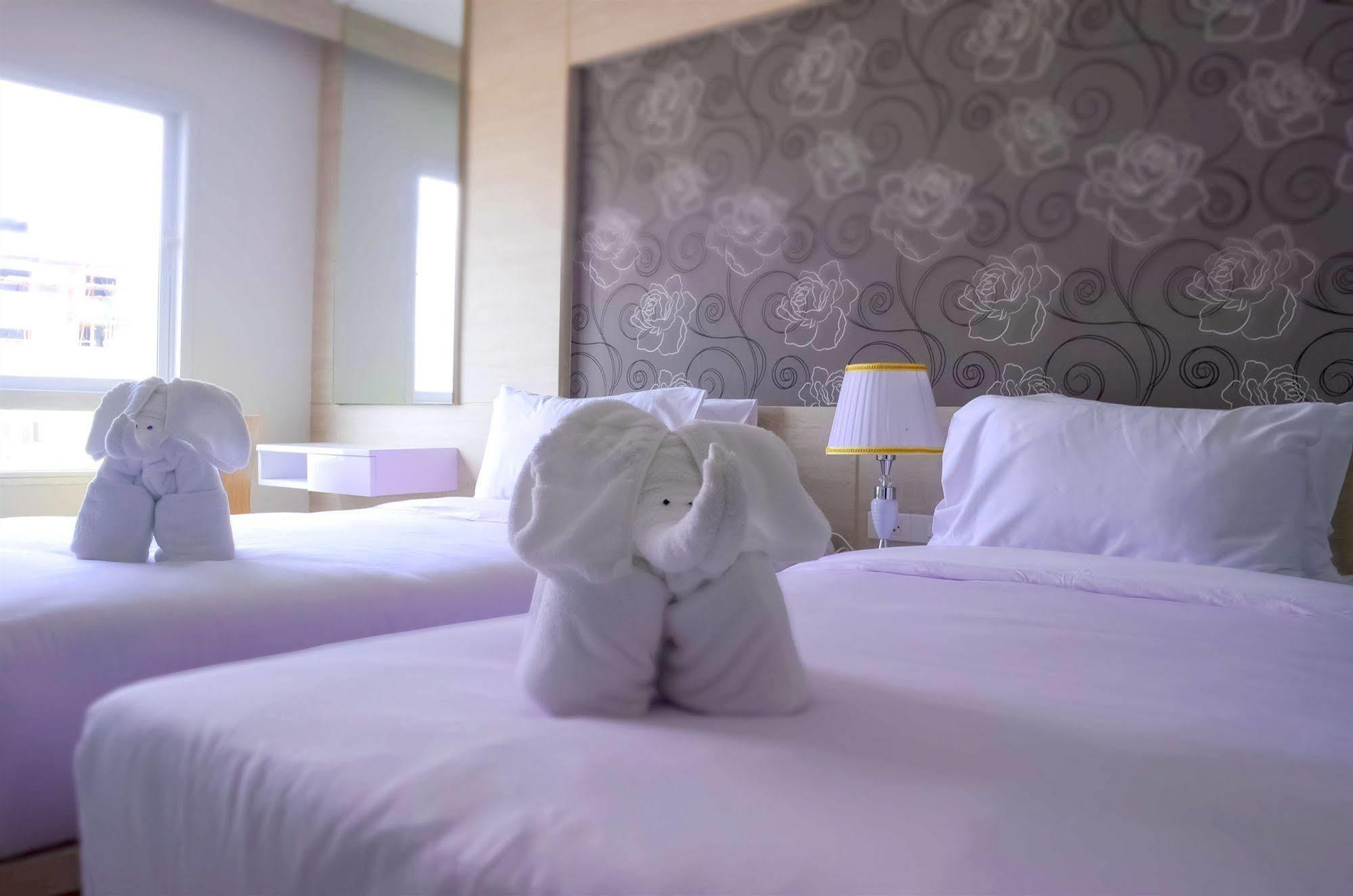 Mirage Express Patong Phuket Hotel Bagian luar foto