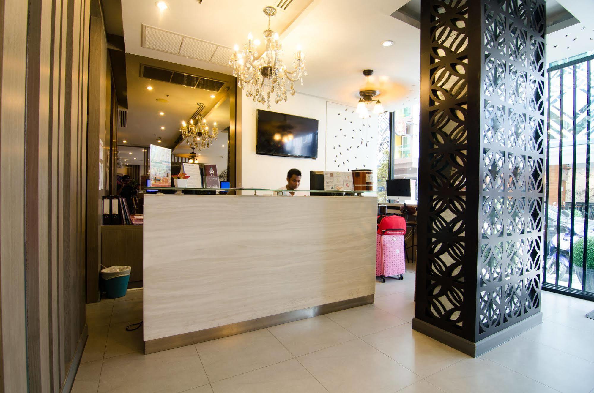 Mirage Express Patong Phuket Hotel Bagian luar foto